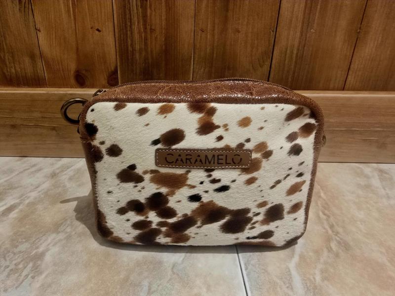BOLSITO PIEL ANIMAL PRINT VACA CARAMELO